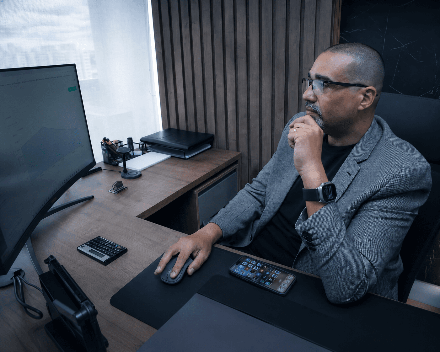 Consultor analisando dados e estratégias